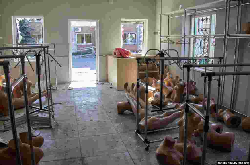 Ce a mai rămas dintr-un magazin situat într-o piață din Kupiansk. Înainte de război, orașul avea o populație de 28 000 de locuitori. Acum, are doar 4000 de locuitori.