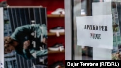 Disa biznese në Prishtinë, kanë të vendosura shpallje nëpërmjet së cilave kërkojnë punëtorë.