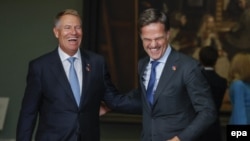 Președintele român, Klaus Iohannis (stânga), și premierul olandez Mark Rutte (dreapta).