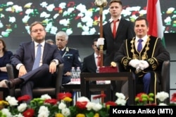 Orbán Balázs, a miniszterelnök politikai igazgatója és Deli Gergely, a Nemzeti Közszolgálati Egyetem (NKE) rektora az egyetem államtudományi és nemzetközi tanulmányok karának budapesti oklevélátadó ünnepségén 2022. július 15-én