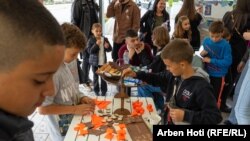 Disa fëmijë duke luajtur në këndin e artit.