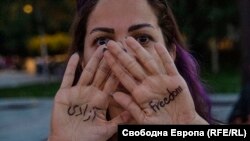 Aфиф и думата "свобода", изписана на фарси и английски върху дланите ѝ, София, 30 септември 2022 г. 