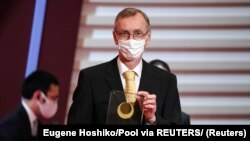  Laureat Japanske nagrade 2020. Švedski genetičar Svante Paabo pozira sa svojim trofejem tokom ceremonije uručenja Japanske nagrade u Tokiju, Japan, 13. aprila 2022. 