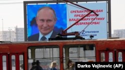 Tramvaj prolazi pored velikog bilborda kojim se čestita rođendan predsedniku Rusije Vladimiru Putinu, u Beogradu, Srbija, petak, 7. oktobar 2022.