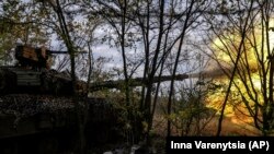 Një tanke ukrainase duke nisur sulm drejt forcave ruse. Fotografi ilustruese nga arkivi.