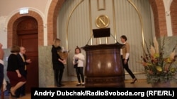 Дочь Владислава Есипенко Стефания (на фото в центре) получает премию за отца