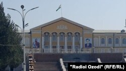 Кӯча дар наздикии ин кох ҷойгир аст.