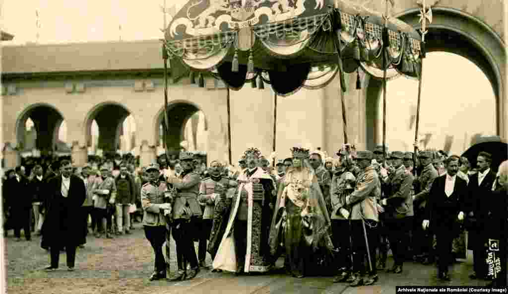 Regina Maria, alături de Regele Ferdinand, în momentul ei de maximă glorie: încoronarea de la Alba Iulia din 15 octombrie 1922. Cei doi deveniseră suverani ai României în vreme de război, în 1914, când orice ceremonie ar fi fost considerată nepotrivită.