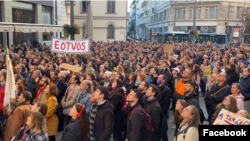 A budapesti Apáczai és Eötvös gimnázium tanárai, diákjai és szimpatizánsok tüntetnek a Belvárosban 2022. október 5-én