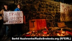 „Opriți teroarea”, protest în fața ambasadei iraniene de la Kiev la care i s-a cerut Iranului să nu mai vândă Rusiei drone kamikaze Shahed-136, 17 octombrie 2022.