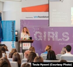 Teuta Hyseni gjatë një fjalimi në Prishtinë në Ditën Ndërkombëtare Vajzat në Teknologjinë Informative dhe të Komunikimit.