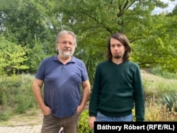 Kármán Balázs és fia, Kolos évek óta küzd azért, hogy megtudják, miből épült a tározó töltése. Egyelőre úgy tűnik, nem kövér agyagból