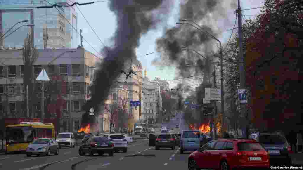 A lakosok az óvóhelyre menekültek, a város több pontjáról sűrű füst száll fel