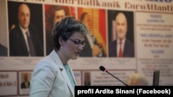 Sa gradonačelnikom Preševa često se sukobljavala i bivša predsednica Opštine Ardita Sinani, sada politička savetnica premijera Kosova za opštine na jugu Srbije, Preševo, Medveđa and Bujanovac, većinski naseljene Albancima.