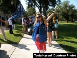 Teuta Hyseni me flamurin e Kosovës dhe atë të Kanadasë duke shënuar Ditën e Flamurit, në Universitetin Luterian të Teksasit.