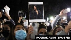 Protesters hold a vigil for 22-year-old Mahsa Amini in Sydney, Australia, on September 25. 