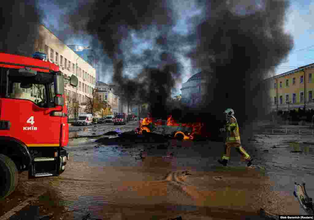 Kijev egyik legforgalmasabb kereszteződésében hatalmas krátert ütött a robbanás