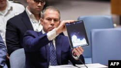 Ambasadorul Israelului la ONU, Gilad Erdan, arată un clip video în care apărarea anti-aeriană israeliană interceptează dronele și rachetele balistice lansate de Iran.