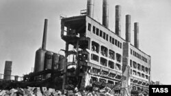 Разрухата на "Азовстал" през 1943 г. Нацистите унищожават завода при оттеглянето си от Мариупол.