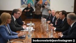 Predsednik Srbije Aleksandar Vučić sa američkim senatorima Krisom Marfijem, Džin Šejhin iTomom Tilisom, 19. april, Beograd