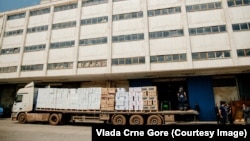 U izvještaju Evropske komisije za 2023. se navodi da na uništenje čeka oko 1.500 tona cigareta skladištenih u Luci Bar