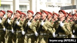 Подростки в военной форме на параде в Севастополе 9 мая, иллюстрационное фото