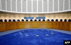 France - General view of the audience room taken during the hearing of Romanian Vasile Tatar's case by the European Court of Human Rights, 18 October 2007 in Strasbourg, eastern France. 