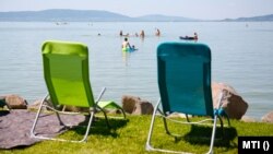 Fürdőzők a kánikulában a balatonfenyvesi szabadstrandon 2021. június 22-én