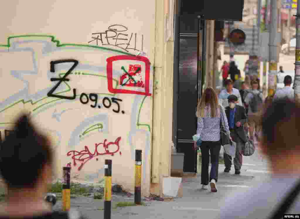 Буквата &bdquo;Z&ldquo; покрај датумот 9 мај - денот кога Русија ја слави советската победа над нацистичка Германија. На истиот ѕид има обезличен портрет на воениот водач на босанските Срби и осуден воен злосторник Ратко Младиќ.