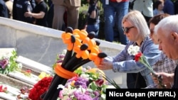 Depuneri de flori și baloane în culorile „panglicii Sf. Gheorghe” la Comrat, 9 mai 2022 