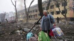 O femeie din Mariupol a ieșit dintr-o maternitate bombardată (Foto AP/Evgheni Maloletka)