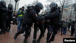 Апсење на протестите за ослободување на опозицискиот политичар Алексеј Навални 