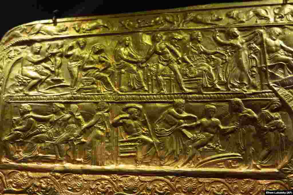 Ще одна копія. У Києві виставлено золотий ритуальний сагайдак – давній скарб із кургану скіфського царя з четвертого століття до нашої ери. Міністр культури України Олександр Ткаченко в інтерв'ю агенції AP заявив, що російські військові пограбували тисячі експонатів із майже 40 українських музеїв