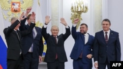 Šefovi ukrajinskih regija Herson i Zaporožja, Vladimir Saldo i Jevgenij Balicki, ruski predsjednik Putin, vođa separatista u Donjecku Denis Pušilin i vođa separatista iz Luganska Leonid Pasečnik nakon potpisivanja ugovora o formalnom pripajanju Rusiji, Moskva, 30. septembar 2022.