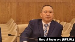 Претендент на пост президента от партии ОСДП Нурлан Ауесбаев сдает документы в ЦИК. 7 октября 2022 года