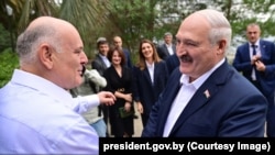 ასლან ბჟანია, ოკუპირებული აფხაზეთის დე ფაქტო რესპუბლიკის ე.წ. პრეზიდენტი (მარცხნივ) და ალიაქსანდრ ლუკაშენკა, ბელარუსის ავტორიტარი ლიდერი (მარჯვნივ)