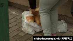 Делење храна во Народна Кујна во Општина Чаир
