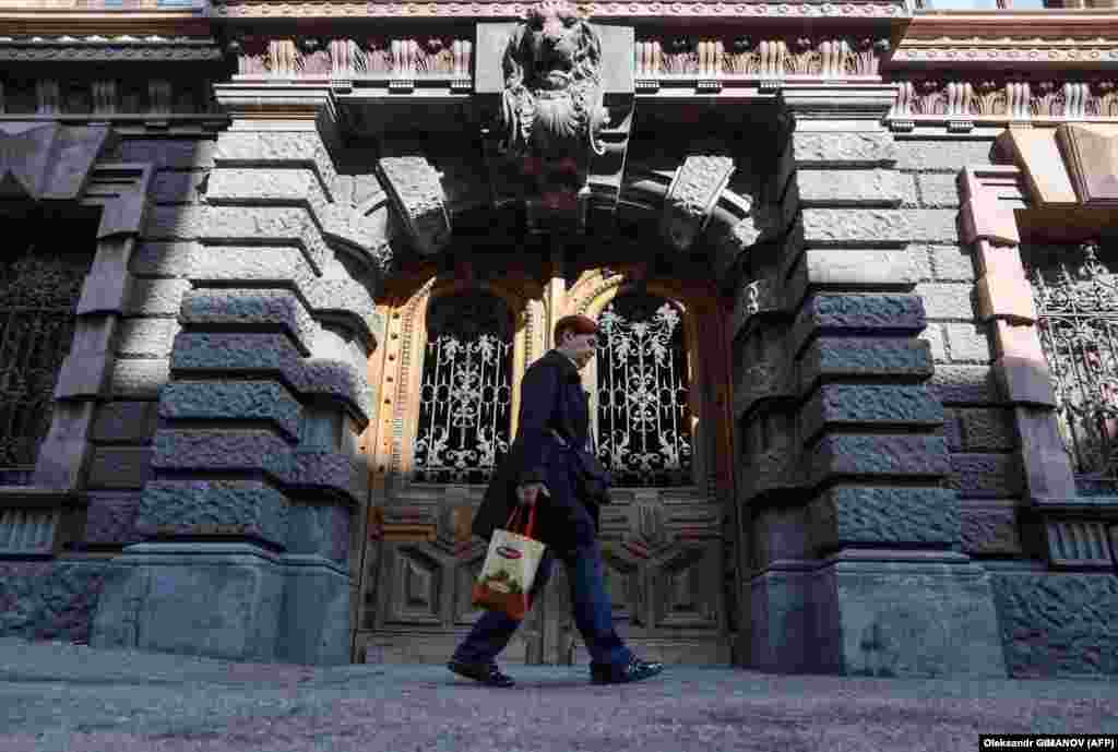 Перехожий проходить повз історичний одеський Будинок учених – установу, засновану в 1923 році для об’єднання вчених різних наукових установ міста