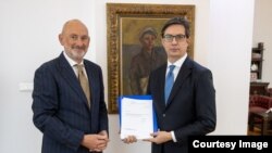 Претседателот Стево Пендаровски и шефот на Делегацијата на ЕУ во Скопје, амбасадорот Дејвид Гир, кој му го предаде Извештајот на Европската Комисија за напредокот на Република Северна Македонија за 2022 година, Скопје, 12 октомври, 2022
