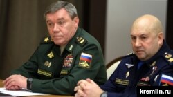 Ген. Валерий Герасимов (вляво), който на 11 януари смени ген. Сергей Суровикин (вдясно) на поста командир на руските сили в Украйна. Снимката е архивна.