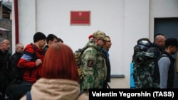 Санкт-Петербург. Призывники у сборного пункта.