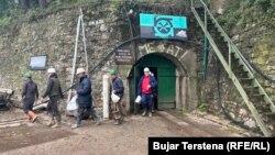 Minatorë duke dalë nga miniera e Trepçës - Fotografi nga arkivi. 