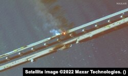Urmările exploziei de sâmbătă. Imagine din satelit a podului Kerci pe 8 octombrie 2022.