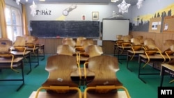 Üres tanterem a Miskolci Herman Ottó Gimnáziumban 2020. március 16-án