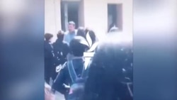 Как ученички в Иран протестират срещу властите