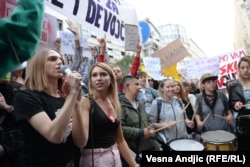 Članice Ženske solidarnosti na protestu u Beogradu 7. oktobra 2022. nakon što je tabloid Informer objavio intervju sa osuđivanim silovateljem.