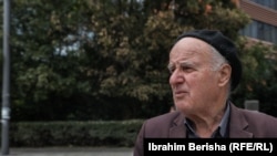 Pensionisti Ramë Çitaku thotë se e viziton Zyrën e Pensioneve katër herë në vit - dy herë për vete dhe dy herë të tjera kur e dërgon për paraqitje gruan e tij të paralizuar.