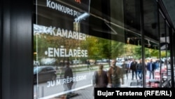 Një konkurs pune i vendosur në vitrinën e një biznesi në Prishtinë. Fotografi ilsutruese nga arkivi. 