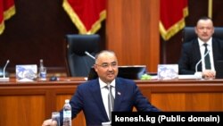 Nurlanbek Turgunbekovič Šakijev je zakonski promenio prezime u Turgunbek uuli.