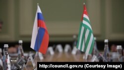 Флаги России и Абхазии